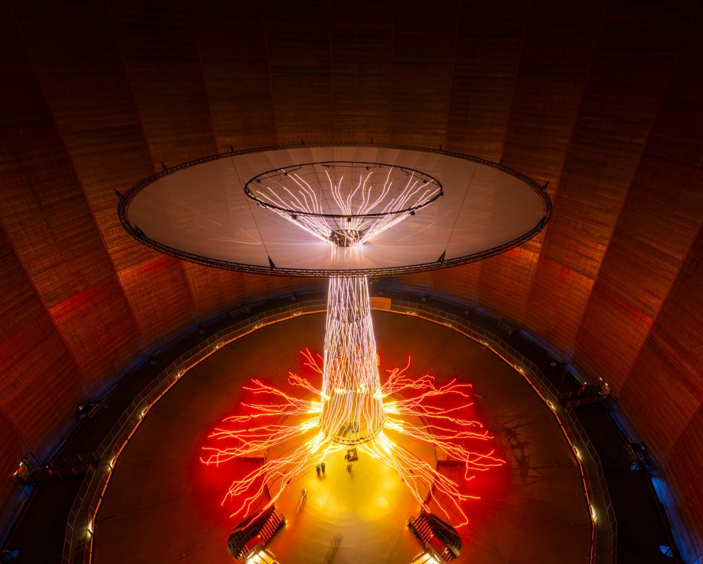 Die Baumskulptur im Gasometer Oberhausen als halber Höhe des Raums